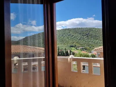Vista generica sulle montagne o vista sulle montagne dall'interno dell'appartamento