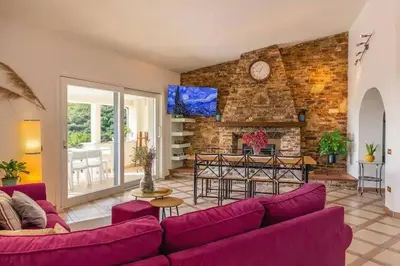 Area soggiorno di Villa with Terrace overlooking the Sea