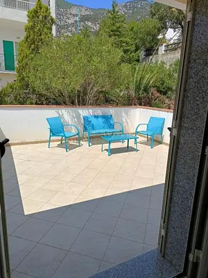 Vista generica sulle montagne o vista sulle montagne dall'interno della casa vacanze