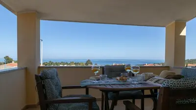 Vista generica sul mare o vista sul mare dall'interno dell'appartamento