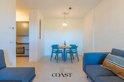 Area soggiorno di Olbia Marina Stay - Vicino mare & APT, A/C e WIFi