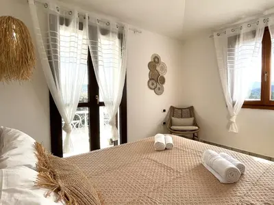 Letto o letti in una camera di Villa Allegria, romantic luxury 300m from the beach, heated pool, firepit and sauna