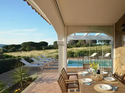 Piscina di Villa Allegria, romantic luxury 300m from the beach, heated pool, firepit and sauna o nelle vicinanze