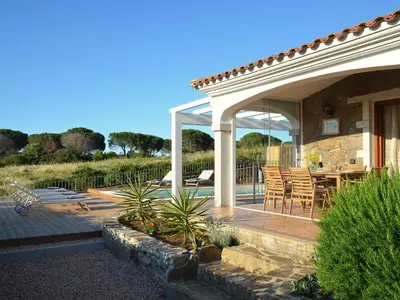 Giardino di Villa Allegria, romantic luxury 300m from the beach, heated pool, firepit and sauna