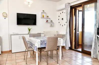 TV o dispositivi per l'intrattenimento presso Perla Apartment con vista mare