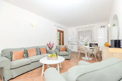 Area soggiorno di SPLENDIDO APPARTAMENTO SAN TEODORO La Suaredda