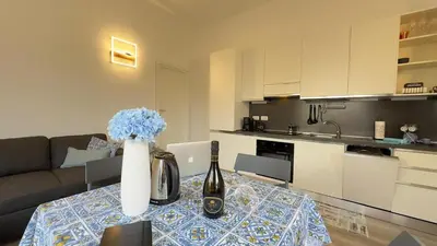 Cucina o angolo cottura di Blu Caletta - waterfront apartment with garden