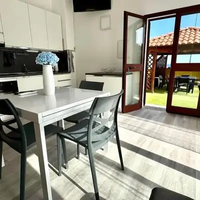 Blu Caletta - waterfront apartment with garden