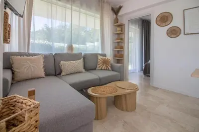 Area soggiorno di GuestHost - Stunning Apartment in Pittulongu with Pool
