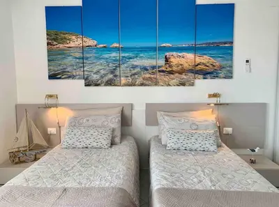 Letto o letti in una camera di Modern Seaview Townhouse - Workcation friendly