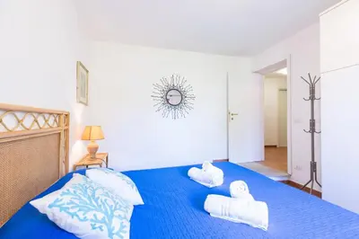 Letto o letti in una camera di Green Oasis - 2 Min Walk from Cala Girgolu