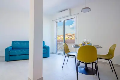 Area soggiorno di GuestHost - Elegant Beachfront Wi-Fi & Parking