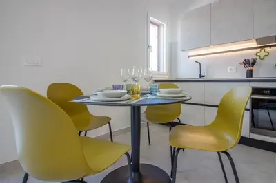 Cucina o angolo cottura di GuestHost - Elegant Beachfront Wi-Fi & Parking