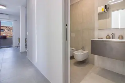 Bagno di GuestHost - Elegant Beachfront Wi-Fi & Parking