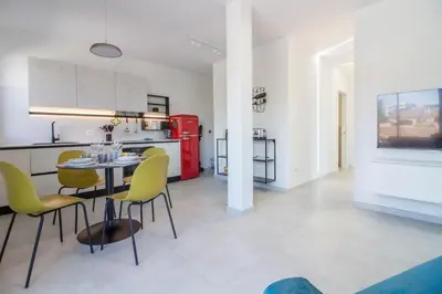 Cucina o angolo cottura di GuestHost - Elegant Beachfront Wi-Fi & Parking