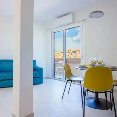 GuestHost - Elegant Beachfront Wi-Fi & Parking
