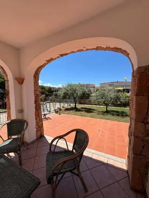 Vista generica sulle montagne o vista sulle montagne dall'interno della villa