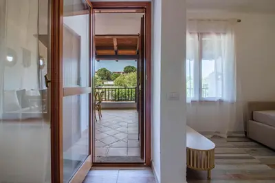 Balcone o terrazza di GuestHost - Poolside Paradise Near the Beach