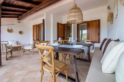 Area soggiorno di GuestHost - Poolside Paradise Near the Beach