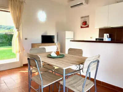 Cucina o angolo cottura di Vermentino - Apartment - 200m from the Beach - Garden - Wi-Fi - AC - BBQ - Parking - Pet Friendly