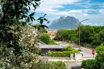 Vista generica sulle montagne o vista sulle montagne dall'interno dell'appartamento