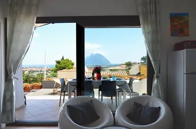 Vista generica sulle montagne o vista sulle montagne dall'interno della casa vacanze