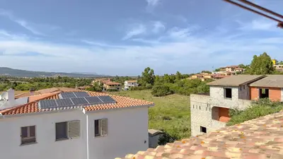 Vista generica sulle montagne o vista sulle montagne dall'interno dell'appartamento