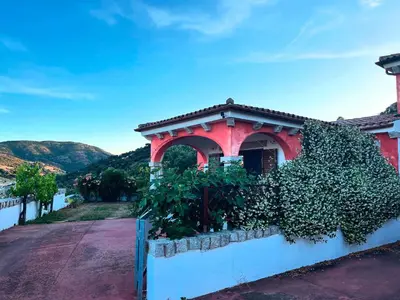 Vista generica sulle montagne o vista sulle montagne dall'interno della villa
