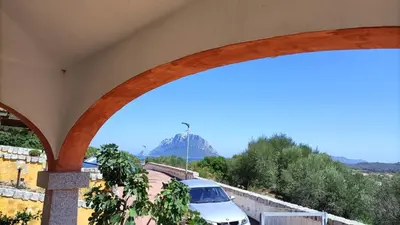Vista generica sulle montagne o vista sulle montagne dall'interno della villa