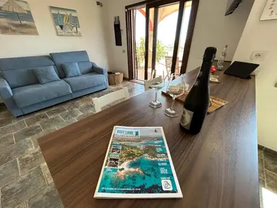 Area soggiorno di Villa con giardino e spettacolare vista mare a Porto San Paolo