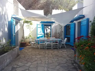 Patio o area all'aperto di Beachfront villa, right ON SAND!