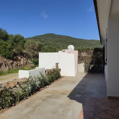 Vista generica sulle montagne o vista sulle montagne dall'interno della villa