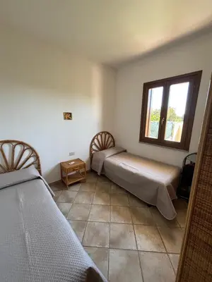 Letto o letti in una camera di Villetta in Sardegna piano terra con giardino