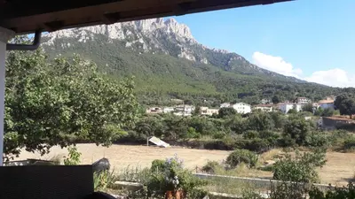 Vista generica sulle montagne o vista sulle montagne dall'interno della casa vacanze