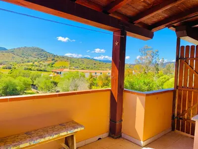 Vista generica sulle montagne o vista sulle montagne dall'interno dell'appartamento