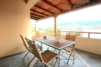 Vista generica sulle montagne o vista sulle montagne dall'interno dell'appartamento