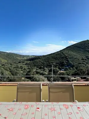Vista generica sulle montagne o vista sulle montagne dall'interno della casa vacanze