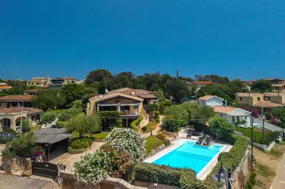 Piscina di Casa Elena al mare con piscina o nelle vicinanze