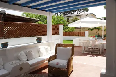Area soggiorno di Residenza estiva con giardino vista mare Santa Lucia