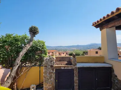 Vista generica sulle montagne o vista sulle montagne dall'interno della casa vacanze