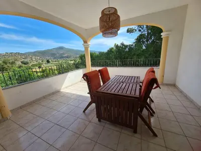Vista generica sulle montagne o vista sulle montagne dall'interno della casa vacanze