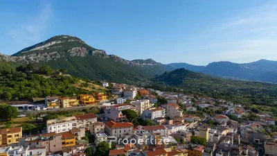 Vista generica sulle montagne o vista sulle montagne dall'interno dell'appartamento