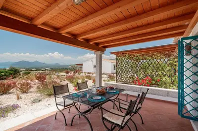 Vista generica sulle montagne o vista sulle montagne dall'interno della casa vacanze