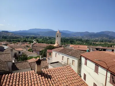 Vista generica sulle montagne o vista sulle montagne dall'interno della casa vacanze