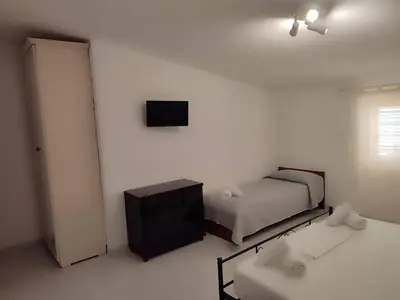 Letto o letti in una camera di Family & Friends - Room 2 - Second Floor - shared bathroom