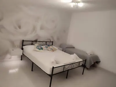 Letto o letti in una camera di Family & Friends - Room 2 - Second Floor - shared bathroom