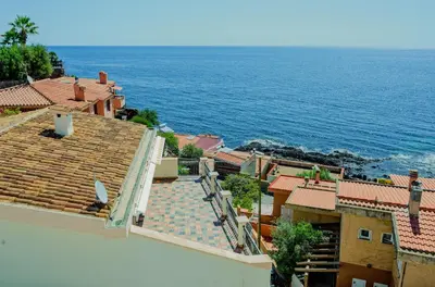 Vista generica sul mare o vista sul mare dall'interno dell'appartamento