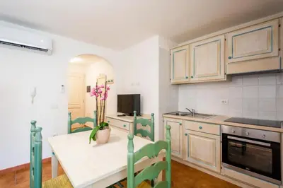 Cucina o angolo cottura di Charming Baia Marina Apartments with Stunning View 1 bedroom apartment sleeps 4