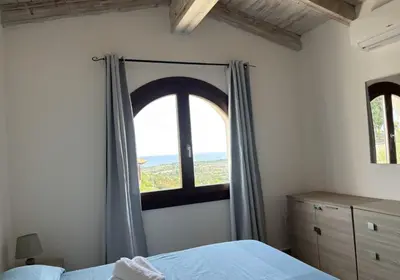Letto o letti in una camera di Alba Vista Mare - Apartment mit Meerblick und Pool Budoni, Sardinien