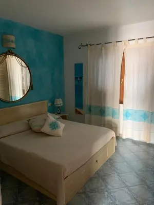Letto o letti in una camera di Sardegna colori e profumi